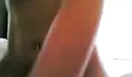 دختر جوانی شورت صورتی پوشیده عکس کیرتوکس خارجی است