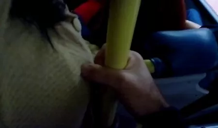 منشی جوان عكس كس كير با همه چیز و همه چیز سرگرم است