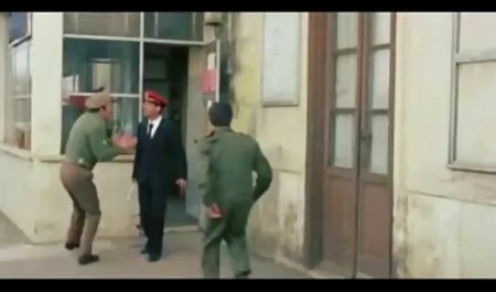 مکیدن عوضی برهنه در یک بار عکسکیر توکس